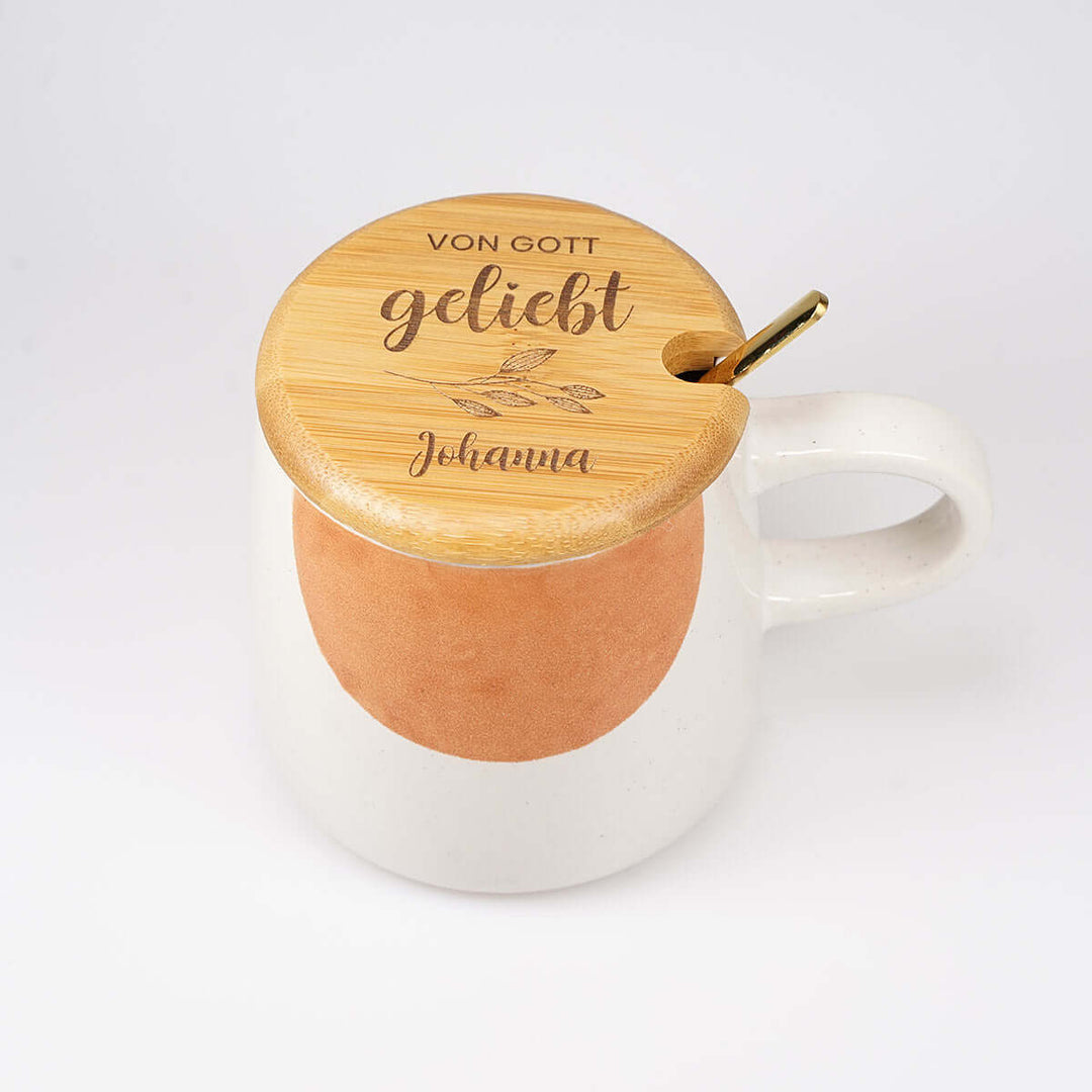 Personalisierte Premium Tasse "von Gott geliebt" · inkl. Holzdeckel, Löffel & Wunschnamen-Gravur – Aus Gnade