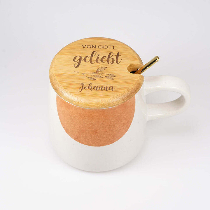 Personalisierte Premium Tasse "von Gott geliebt" · inkl. Holzdeckel, Löffel & Wunschnamen-Gravur – Aus Gnade