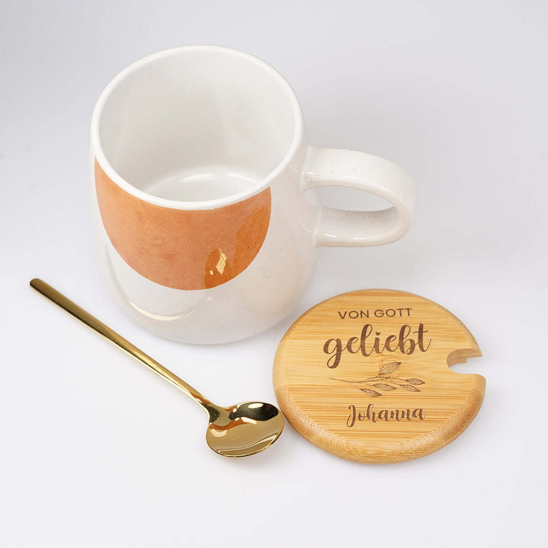 Personalisierte Premium Tasse "von Gott geliebt" · inkl. Holzdeckel, Löffel & Wunschnamen-Gravur – Aus Gnade