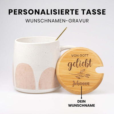 Personalisierte Premium Tasse "von Gott geliebt" · inkl. Holzdeckel, Löffel & Wunschnamen-Gravur – Aus Gnade