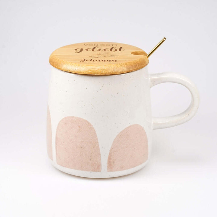 Personalisierte Premium Tasse "von Gott geliebt" · inkl. Holzdeckel, Löffel & Wunschnamen-Gravur – Aus Gnade