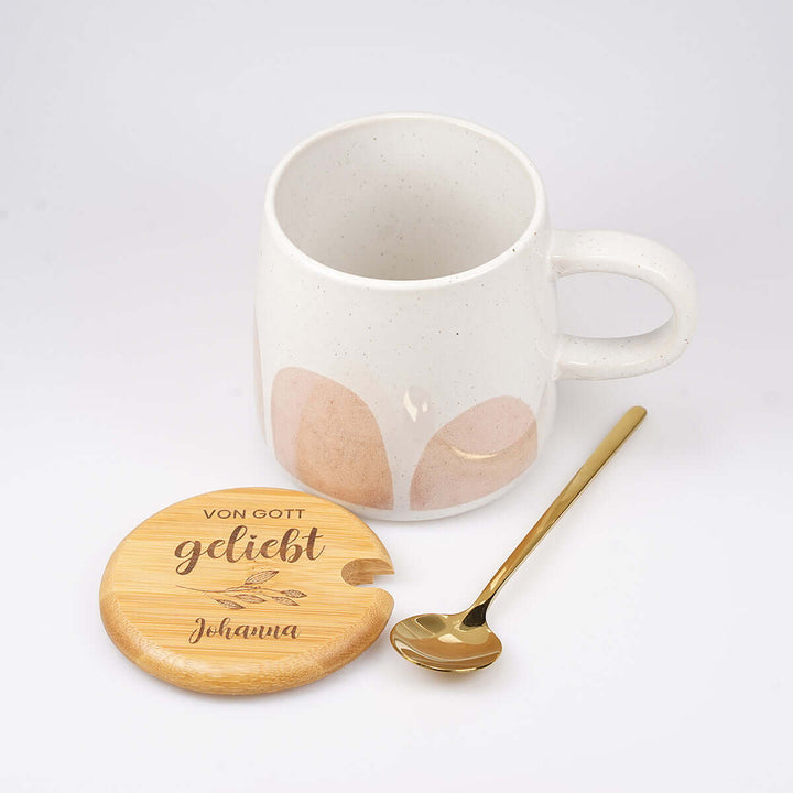 Personalisierte Premium Tasse "von Gott geliebt" · inkl. Holzdeckel, Löffel & Wunschnamen-Gravur – Aus Gnade