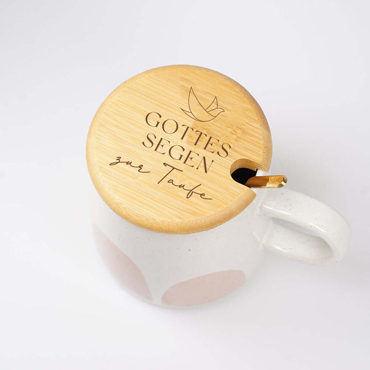 Premium Tasse "Gottes Segen zur Taufe" · inkl. Holzdeckel, Gravur & Löffel