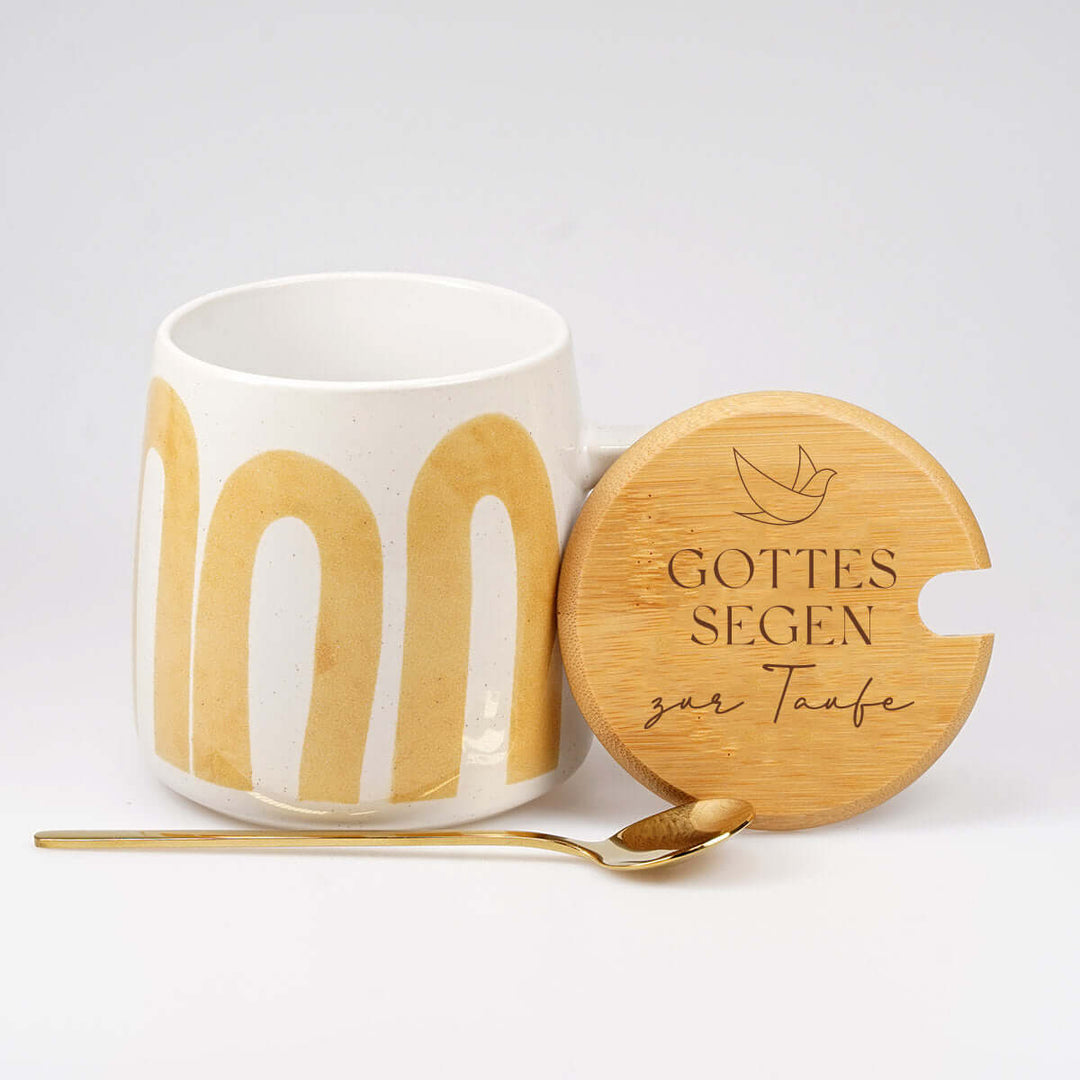 Premium Tasse "Gottes Segen zur Taufe" · inkl. Holzdeckel, Gravur & Löffel
