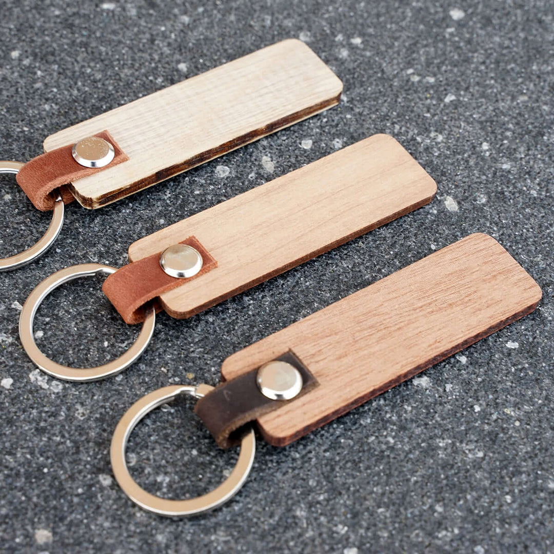 Personalisiertes Holz-Schlüsselanhänger · Geschenk mit Gravur