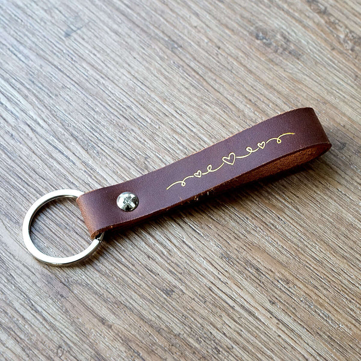 Schlüsselanhänger "geliebt" · Echtes Leder · Cognac Goldglanz Prägung