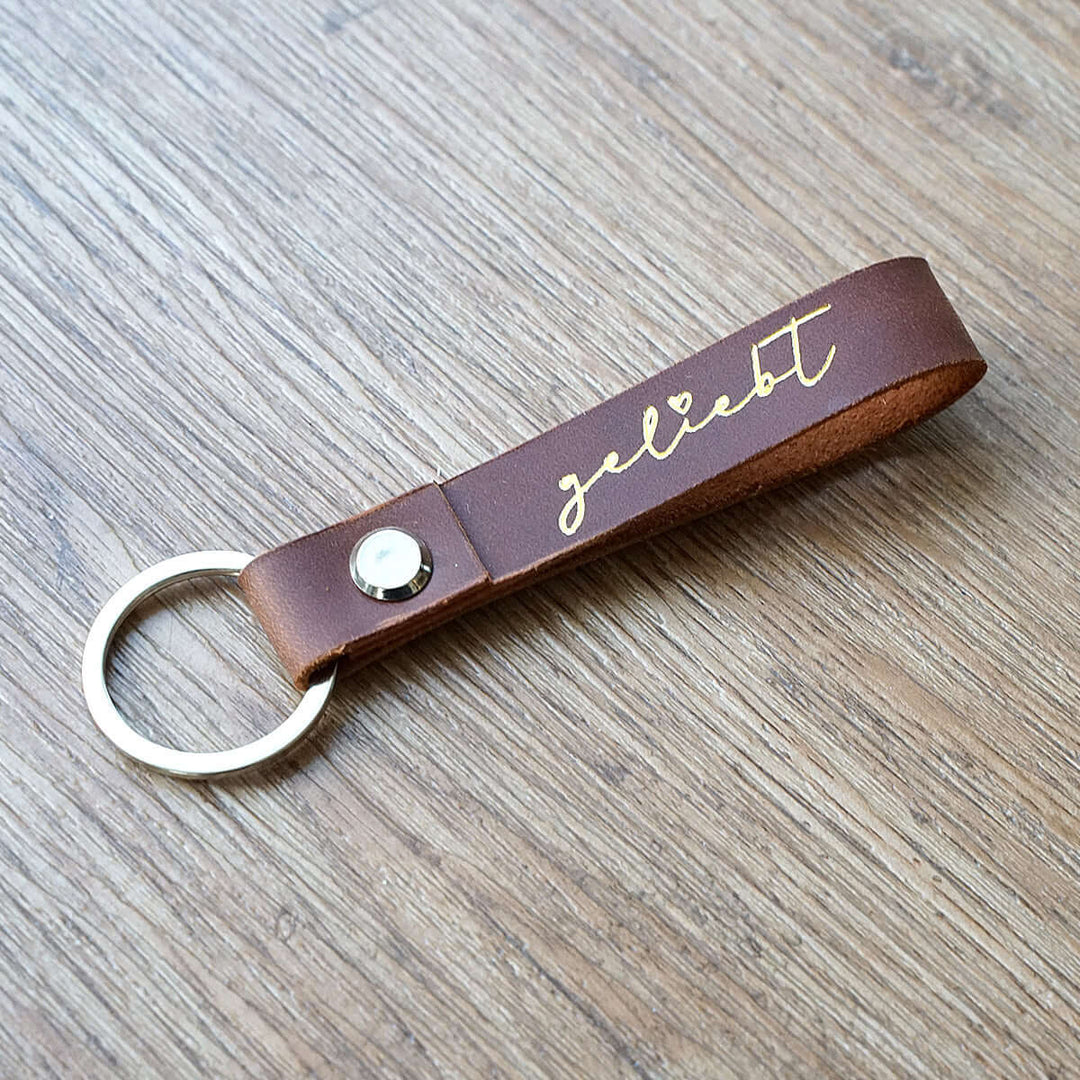 Schlüsselanhänger "geliebt" · Echtes Leder · Cognac Goldglanz Prägung
