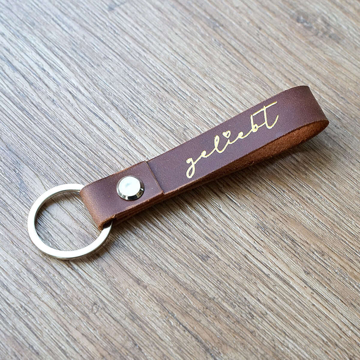 Schlüsselanhänger "geliebt" · Echtes Leder · Cognac Goldglanz Prägung
