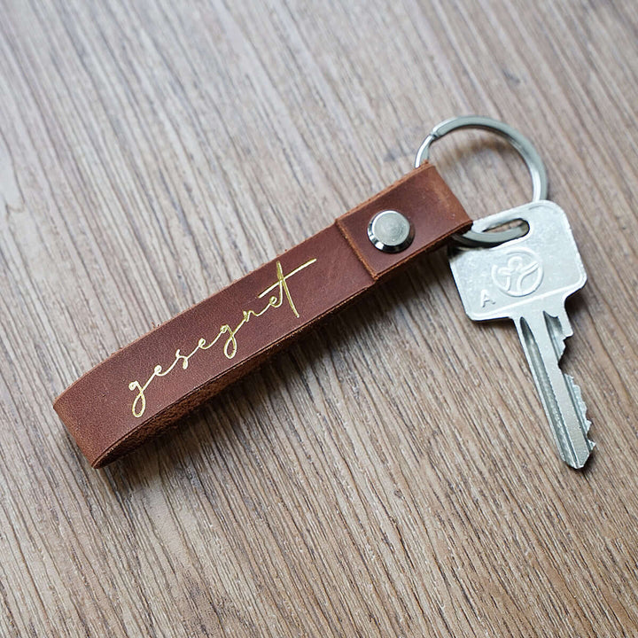 Schlüsselanhänger "gesegnet" · Echtes Leder · Cognac Goldglanz Prägung – Aus Gnade