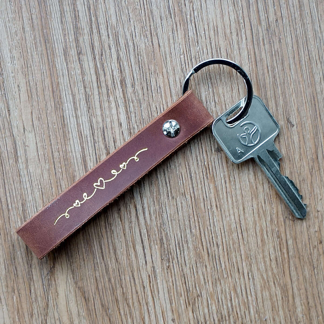 Schlüsselanhänger "gesegnet" · Echtes Leder · Cognac Goldglanz Prägung – Aus Gnade