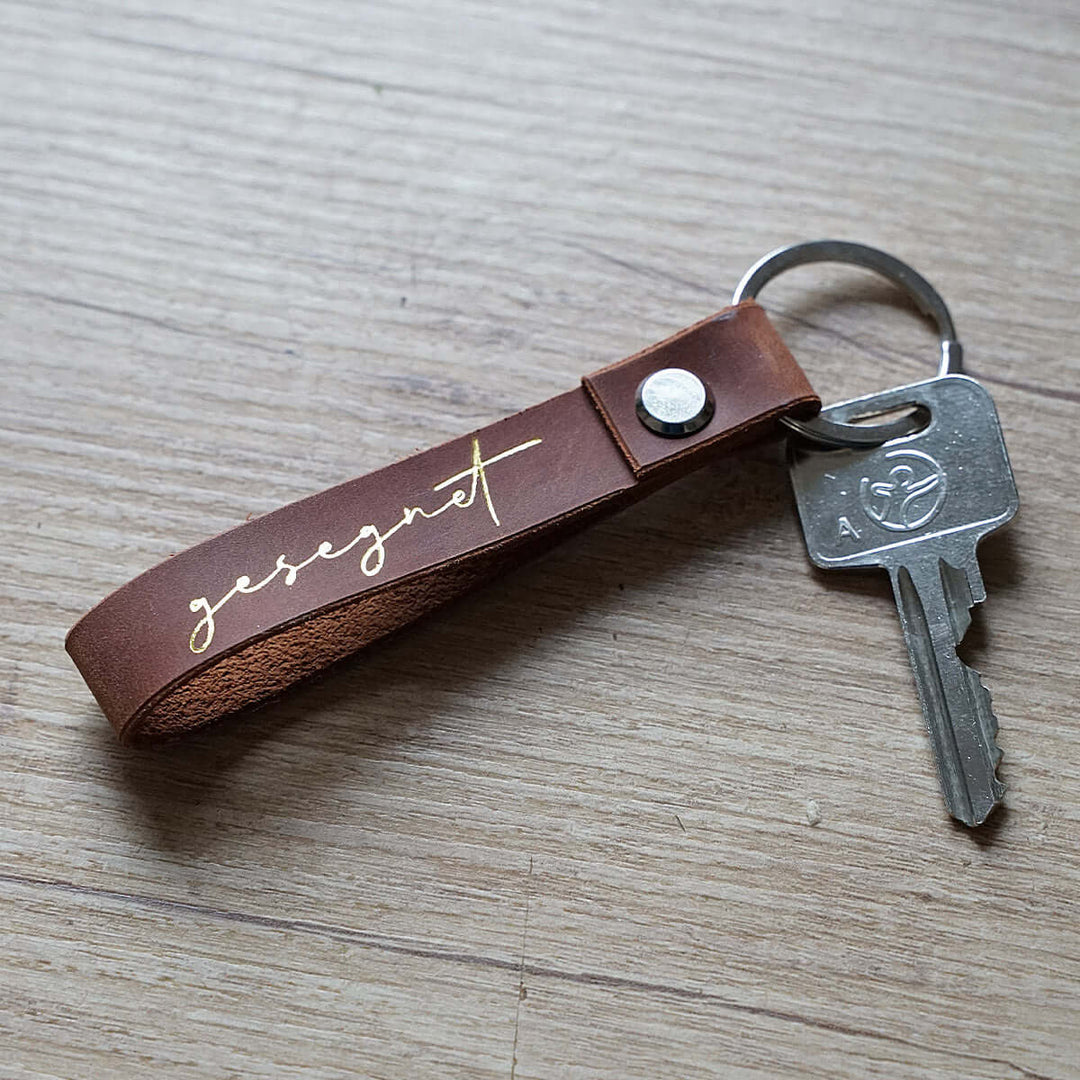 Schlüsselanhänger "gesegnet" · Echtes Leder · Cognac Goldglanz Prägung – Aus Gnade
