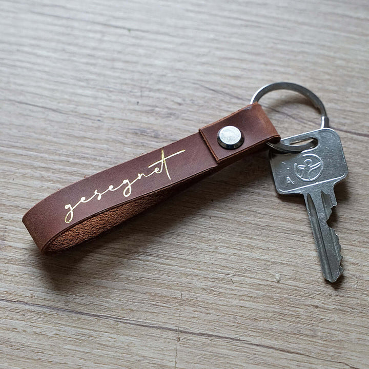 Schlüsselanhänger "gesegnet" · Echtes Leder · Cognac Goldglanz Prägung – Aus Gnade