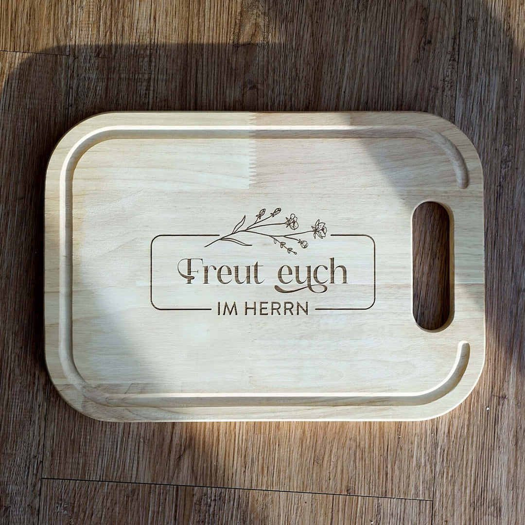Schneidebrett "Freut euch im Herrn" · Gummibaum · Bibelvers Gravur – Aus Gnade