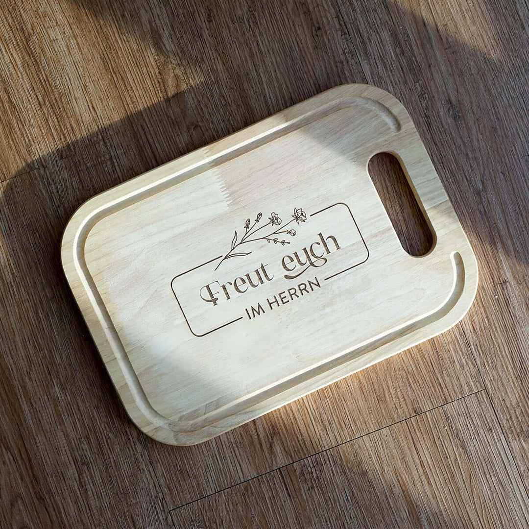 Schneidebrett "Freut euch im Herrn" · Gummibaum · Bibelvers Gravur – Aus Gnade