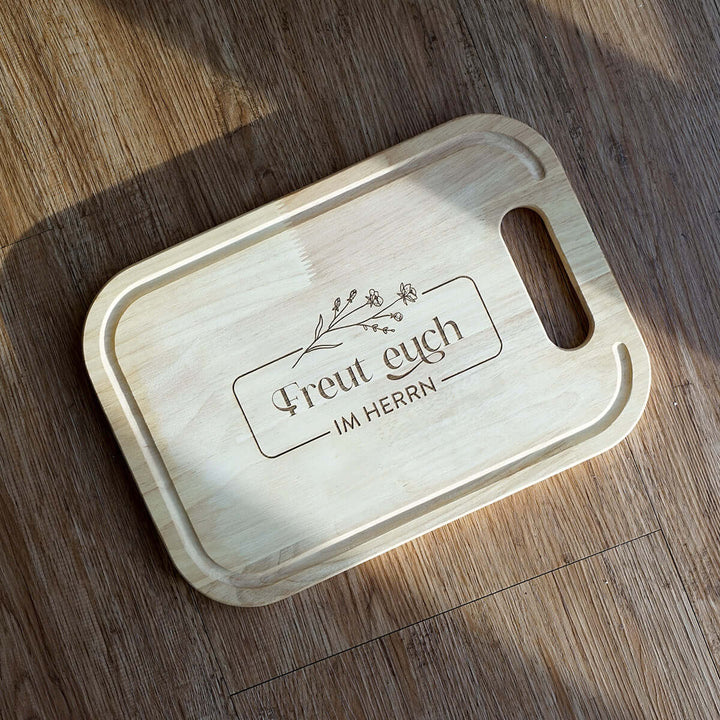 Schneidebrett "Freut euch im Herrn" · Gummibaum · Bibelvers Gravur – Aus Gnade