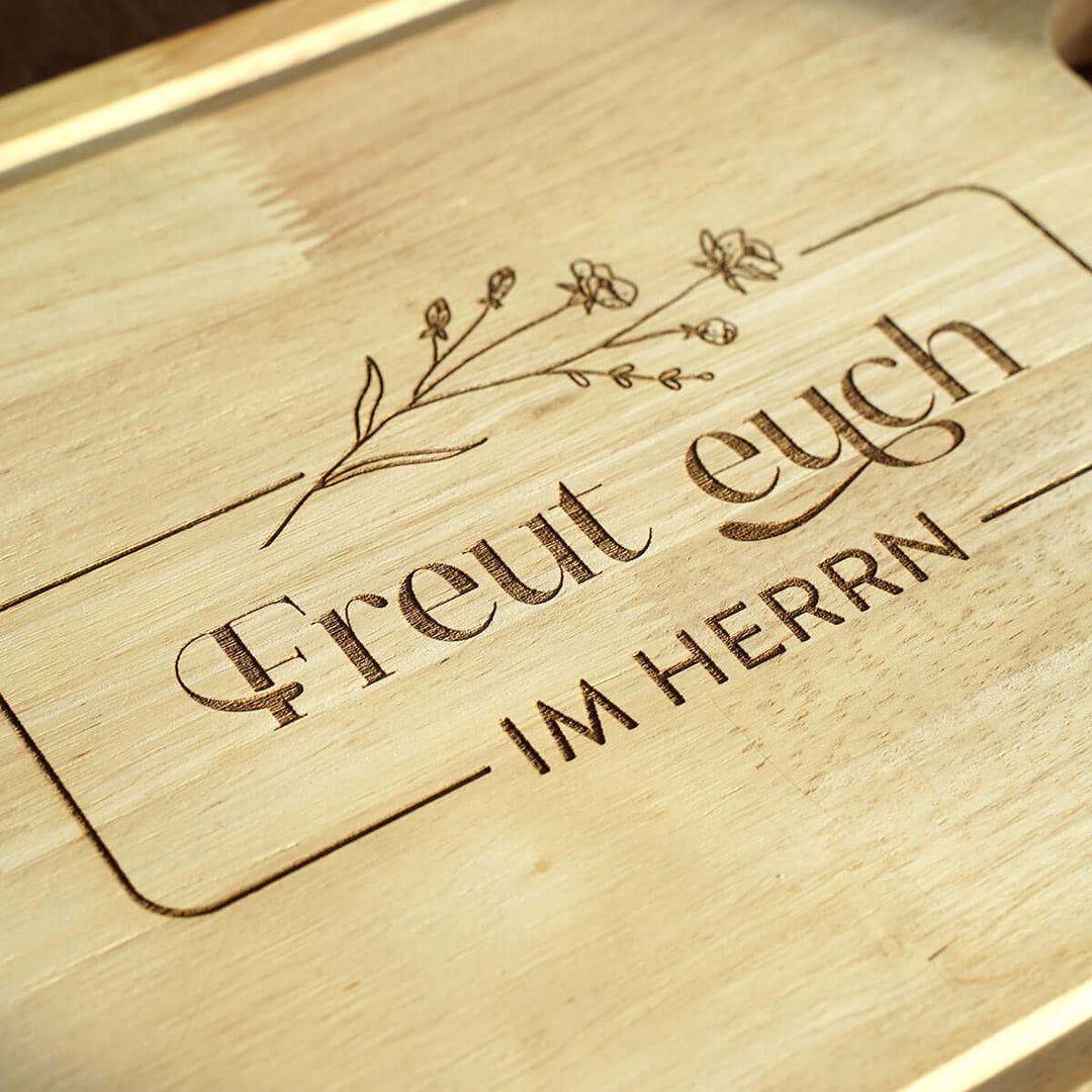 Schneidebrett "Freut euch im Herrn" · Gummibaum · Bibelvers Gravur – Aus Gnade