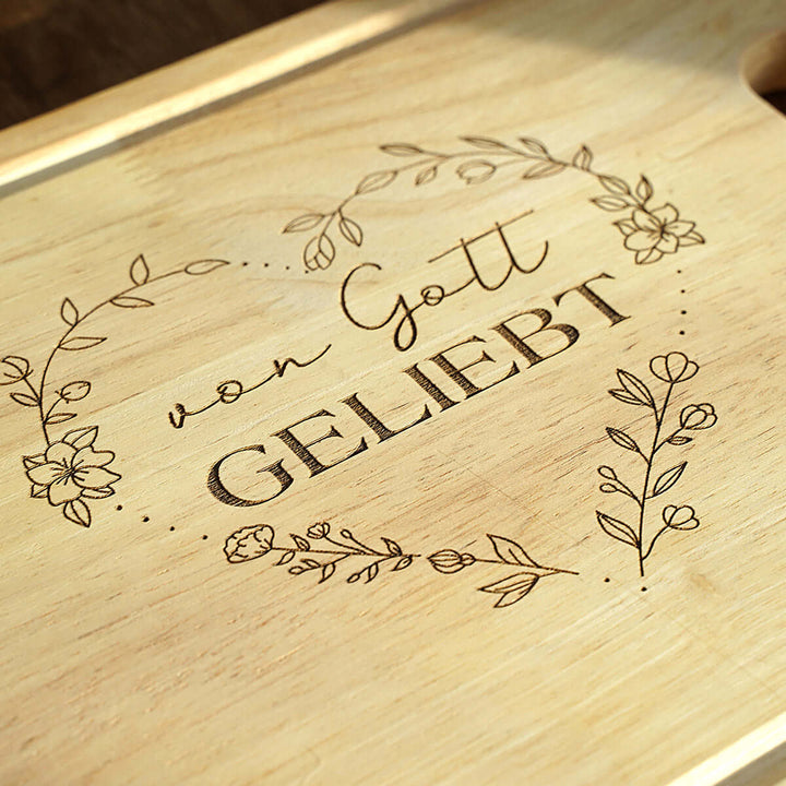 Schneidebrett "Von Gott geliebt" · Gummibaum · Bibelvers Gravur – Aus Gnade