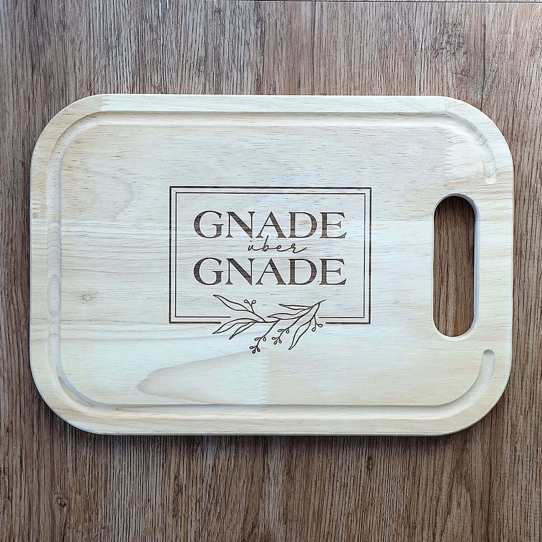 Schneidebrett "Gnade über Gnade" · Gummibaum · Bibelvers Gravur – Aus Gnade