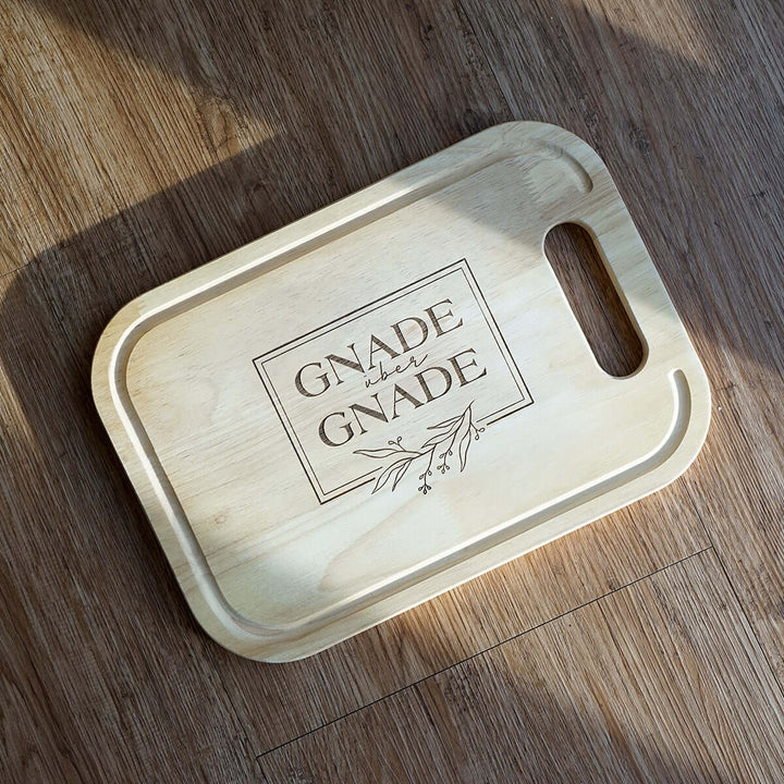 Schneidebrett "Gnade über Gnade" · Gummibaum · Bibelvers Gravur – Aus Gnade
