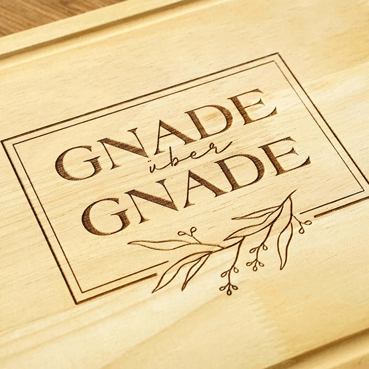 Schneidebrett "Gnade über Gnade" · Gummibaum · Bibelvers Gravur – Aus Gnade