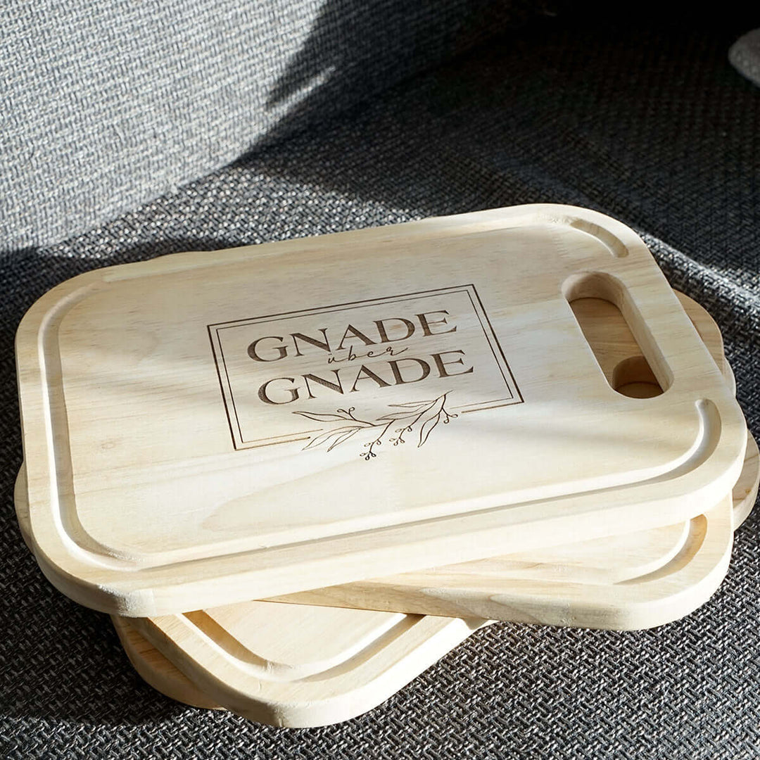 Schneidebrett "Gnade über Gnade" · Gummibaum · Bibelvers Gravur – Aus Gnade