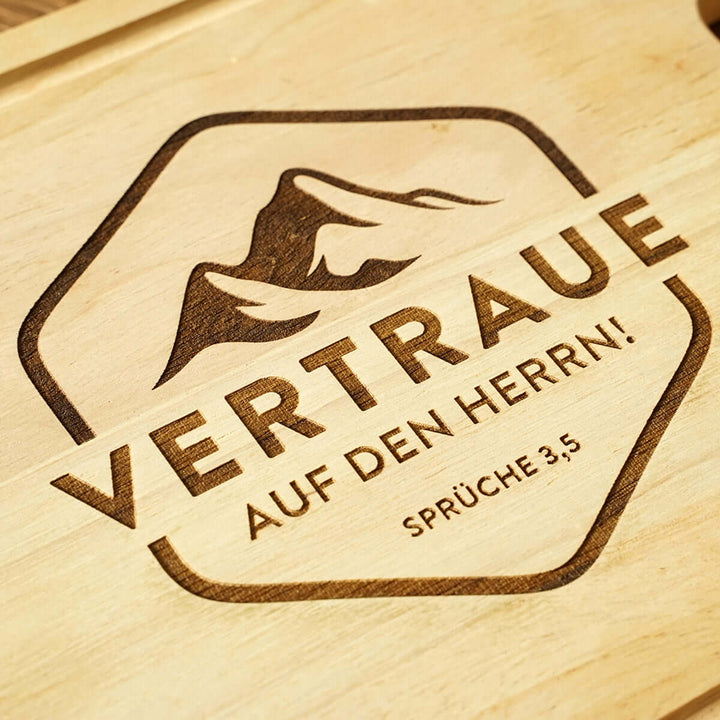 Schneidebrett "Vertraue auf den HERRN!" · Gummibaum · Bibelvers Gravur – Aus Gnade