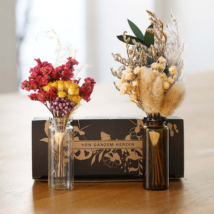 Trockenblumen "Midi Bouquet" in Geschenkbox, inkl. Mini-Vase & Postkarte – Aus Gnade