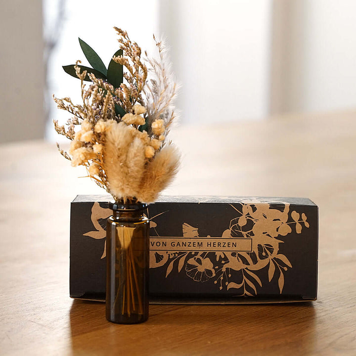 Trockenblumen "Midi Bouquet" in Geschenkbox, inkl. Mini-Vase & Postkarte – Aus Gnade