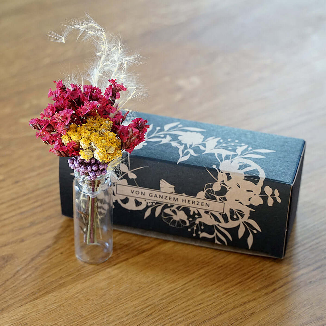 Trockenblumen "Midi Bouquet" in Geschenkbox, inkl. Mini-Vase & Postkarte – Aus Gnade