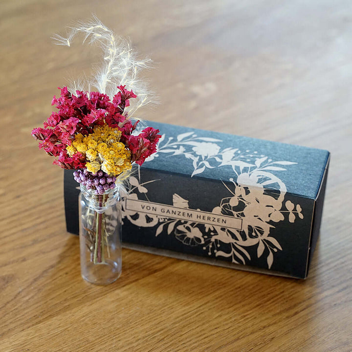 Trockenblumen "Midi Bouquet" in Geschenkbox, inkl. Mini-Vase & Postkarte – Aus Gnade