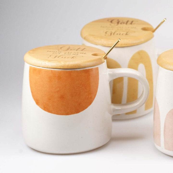Premium Tasse "Gott nahe zu sein ist mein Glück" · inkl. Holzdeckel, Gravur & Löffel · Orange – Aus Gnade