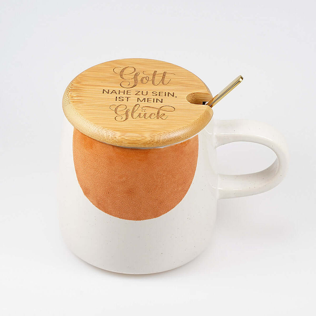 Premium Tasse "Gott nahe zu sein ist mein Glück" · inkl. Holzdeckel, Gravur & Löffel · Orange – Aus Gnade