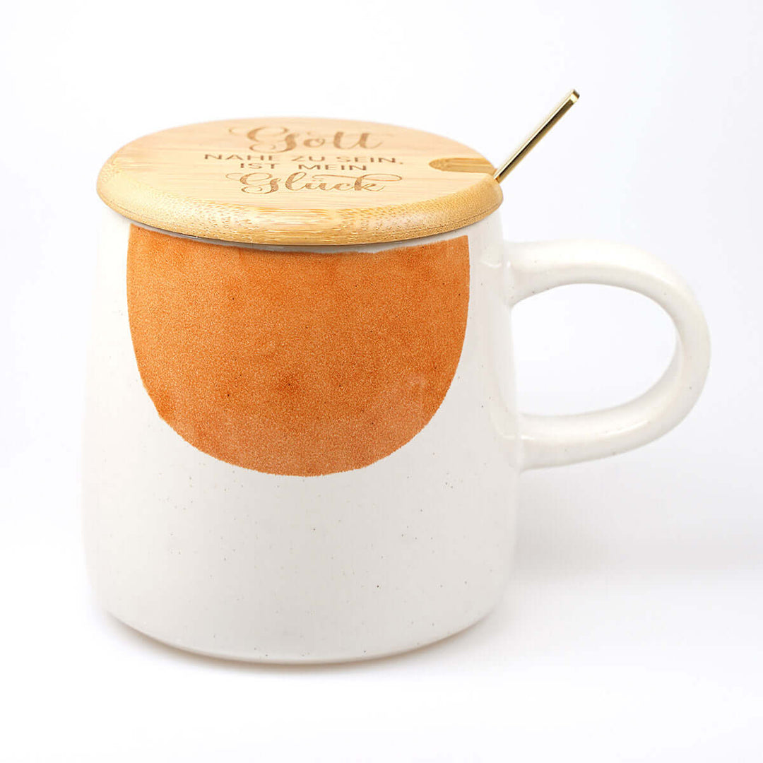 Premium Tasse "Gott nahe zu sein ist mein Glück" · inkl. Holzdeckel, Gravur & Löffel · Orange – Aus Gnade