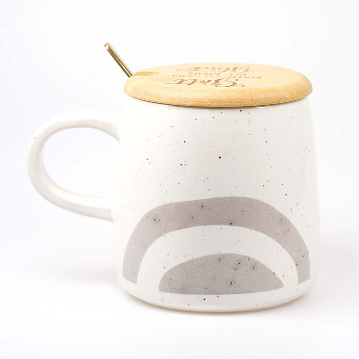 Premium Tasse "Gott nahe zu sein ist mein Glück" · inkl. Holzdeckel, Gravur & Löffel · Grau – Aus Gnade