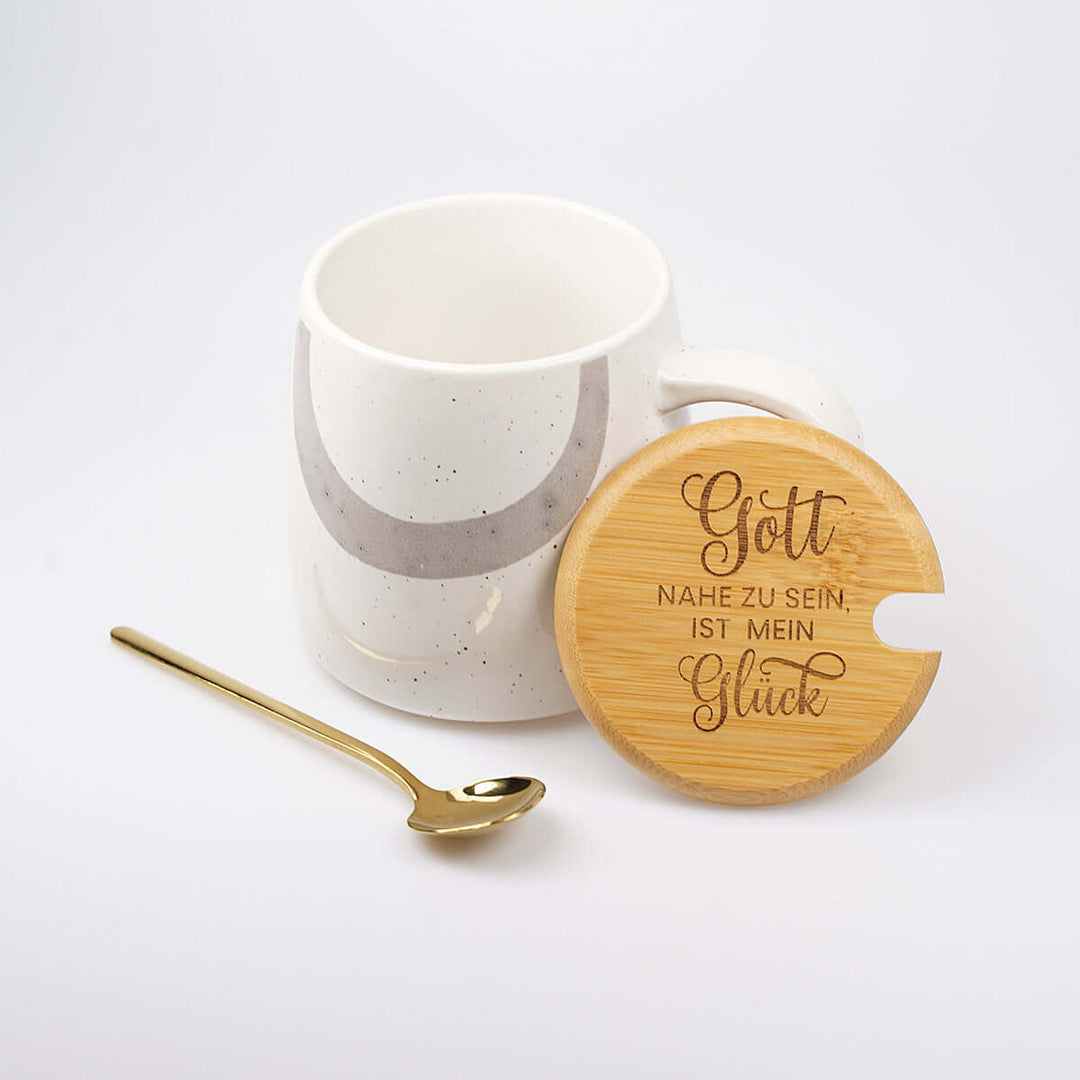 Premium Tasse "Gott nahe zu sein ist mein Glück" · inkl. Holzdeckel, Gravur & Löffel · Grau – Aus Gnade