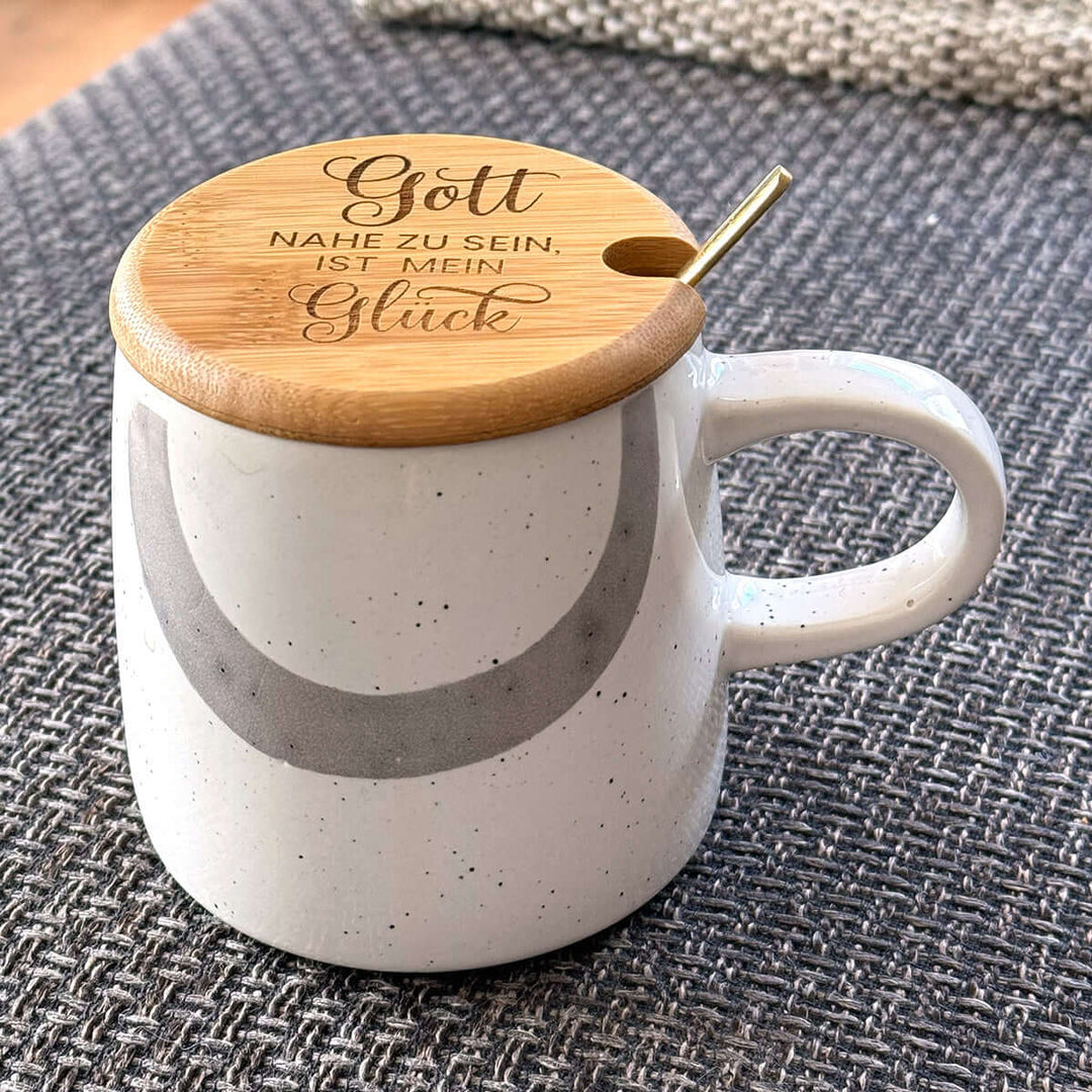 Premium Tasse "Gott nahe zu sein ist mein Glück" · inkl. Holzdeckel, Gravur & Löffel · Grau – Aus Gnade