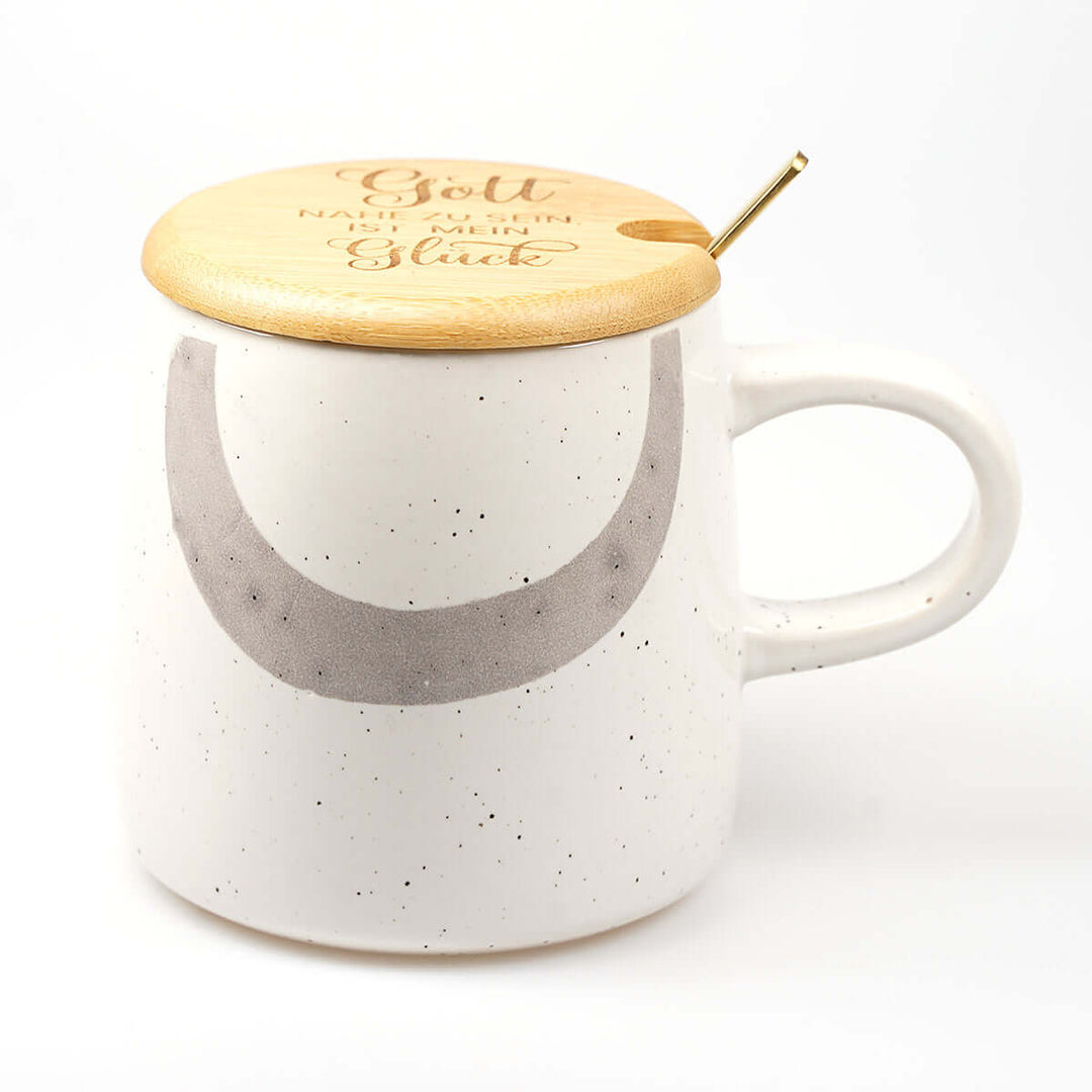 Premium Tasse "Gott nahe zu sein ist mein Glück" · inkl. Holzdeckel, Gravur & Löffel · Grau – Aus Gnade