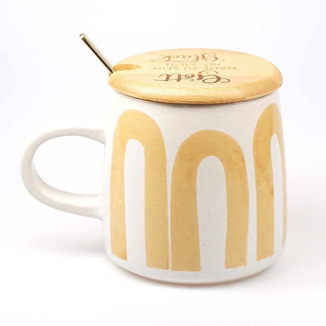 Premium Tasse "Gott nahe zu sein ist mein Glück" · inkl. Holzdeckel, Gravur & Löffel · Gelb – Aus Gnade