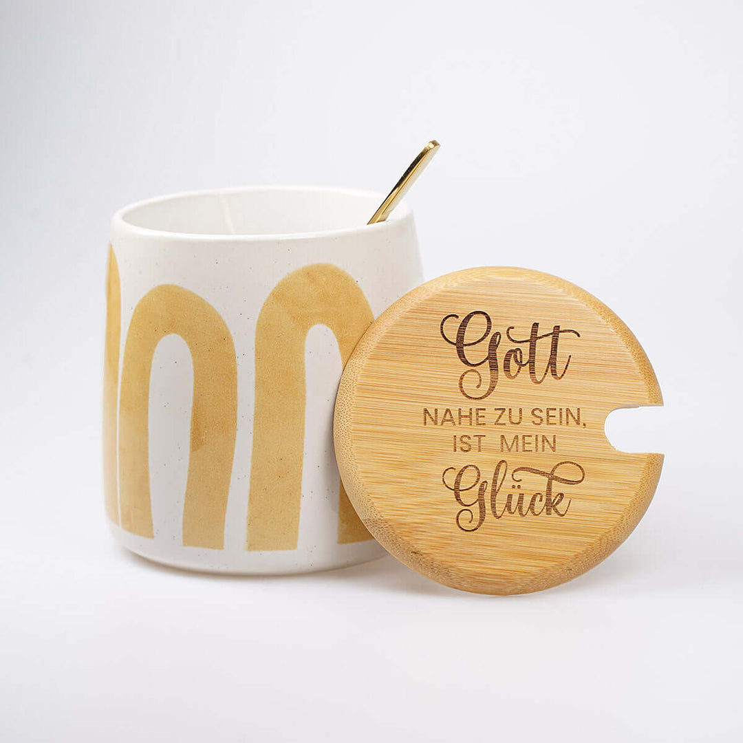 Premium Tasse "Gott nahe zu sein ist mein Glück" · inkl. Holzdeckel, Gravur & Löffel · Gelb – Aus Gnade