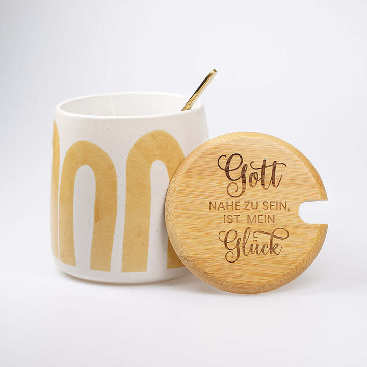 Premium Tasse "Gott nahe zu sein ist mein Glück" · inkl. Holzdeckel, Gravur & Löffel · Gelb – Aus Gnade