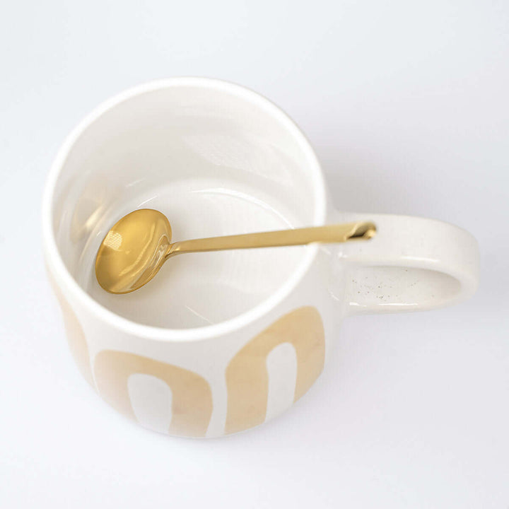 Premium Tasse "Gott nahe zu sein ist mein Glück" · inkl. Holzdeckel, Gravur & Löffel · Gelb – Aus Gnade