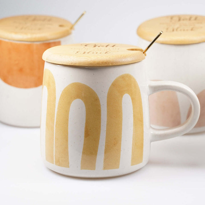 Premium Tasse "Gott nahe zu sein ist mein Glück" · inkl. Holzdeckel, Gravur & Löffel · Gelb – Aus Gnade