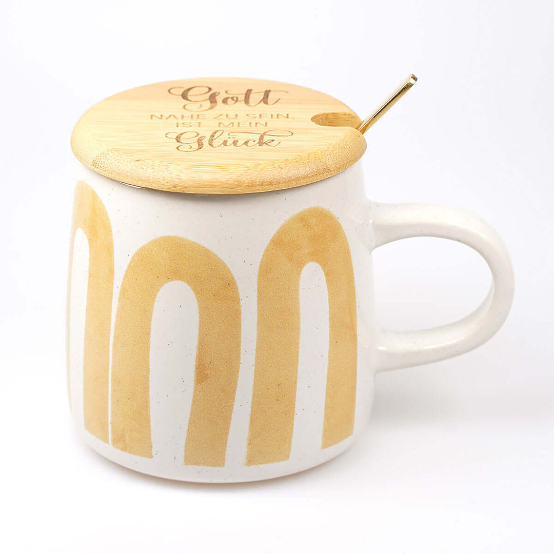 Premium Tasse "Gott nahe zu sein ist mein Glück" · inkl. Holzdeckel, Gravur & Löffel · Gelb – Aus Gnade