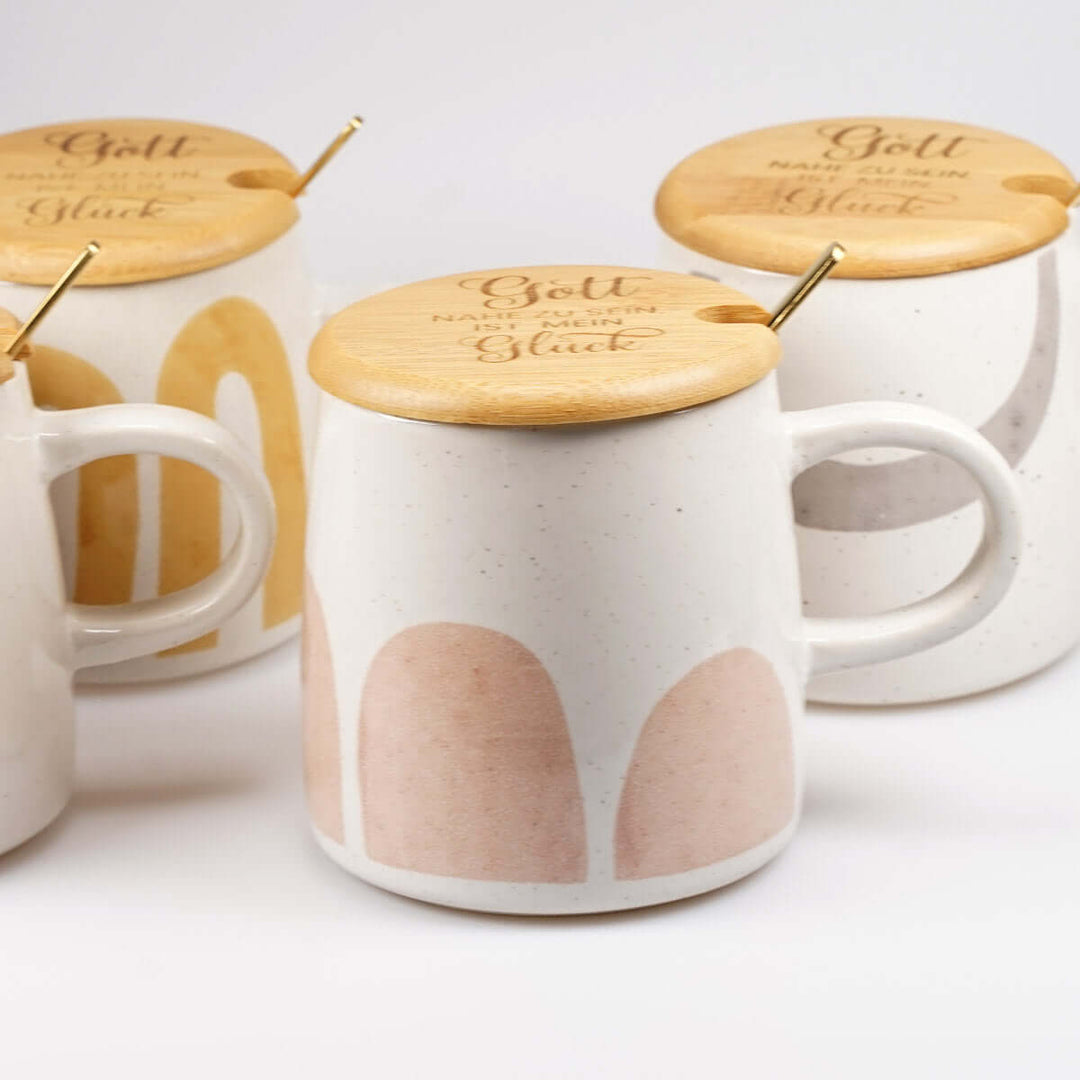 Premium Tasse "Gott nahe zu sein ist mein Glück" · inkl. Holzdeckel, Gravur & Löffel · Rosa – Aus Gnade