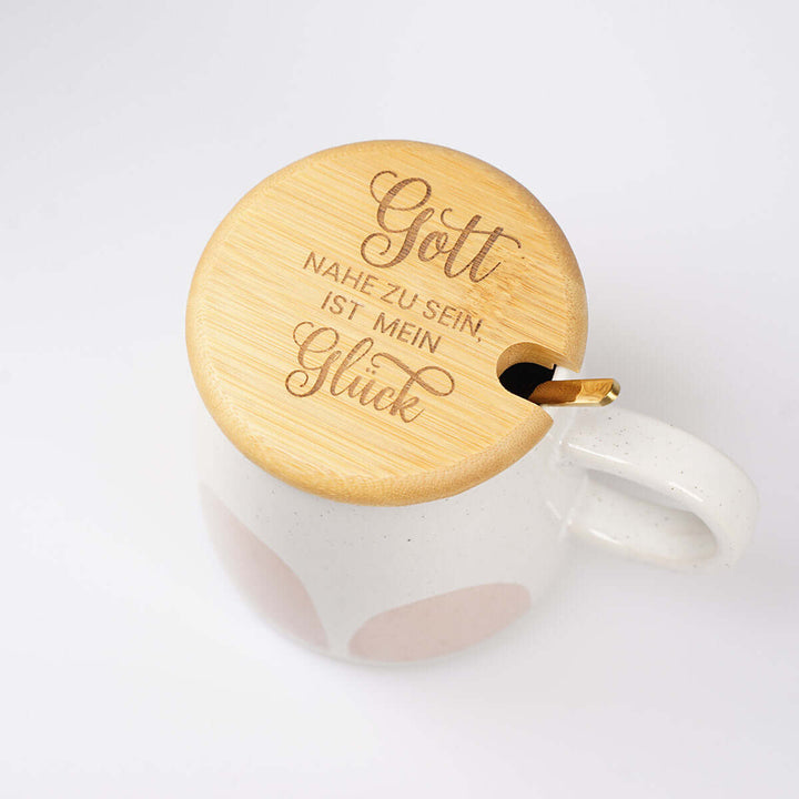 Premium Tasse "Gott nahe zu sein ist mein Glück" · inkl. Holzdeckel, Gravur & Löffel · Rosa – Aus Gnade