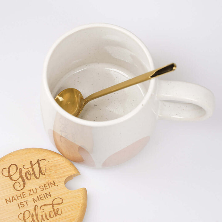 Premium Tasse "Gott nahe zu sein ist mein Glück" · inkl. Holzdeckel, Gravur & Löffel · Rosa – Aus Gnade