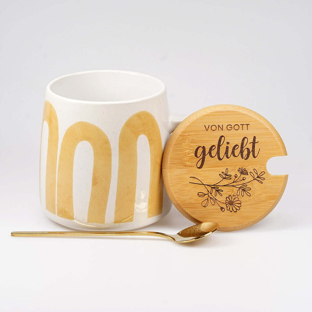 Premium Tasse "von Gott geliebt" · inkl. Holzdeckel, Gravur & Löffel – Aus Gnade