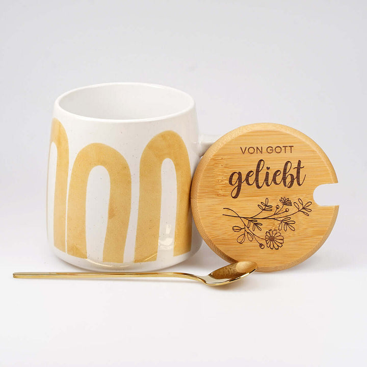 Premium Tasse "von Gott geliebt" · inkl. Holzdeckel, Gravur & Löffel – Aus Gnade