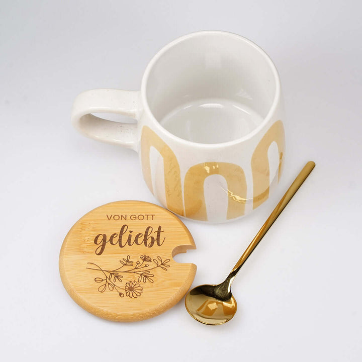 Premium Tasse "von Gott geliebt" · inkl. Holzdeckel, Gravur & Löffel – Aus Gnade