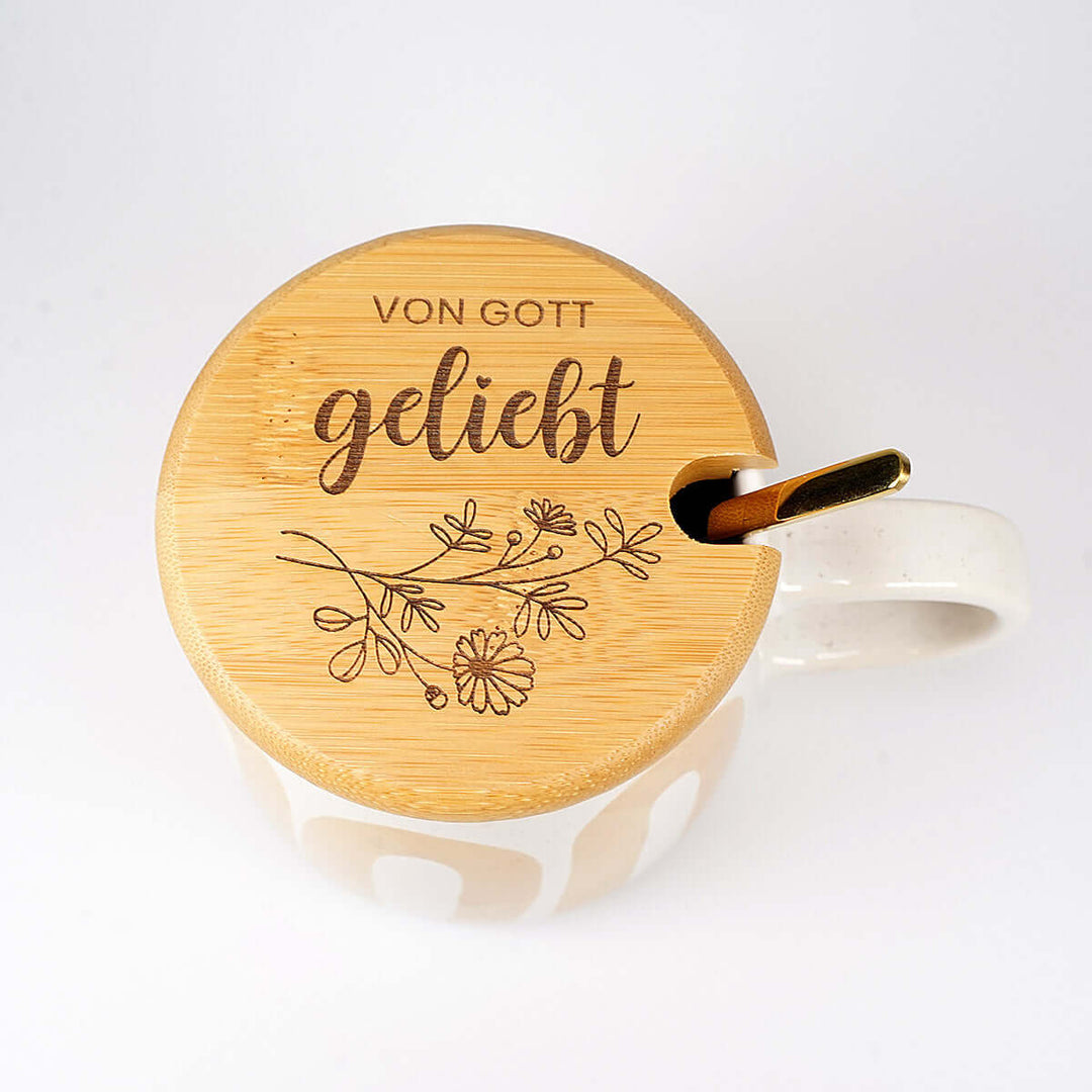 Premium Tasse "von Gott geliebt" · inkl. Holzdeckel, Gravur & Löffel – Aus Gnade
